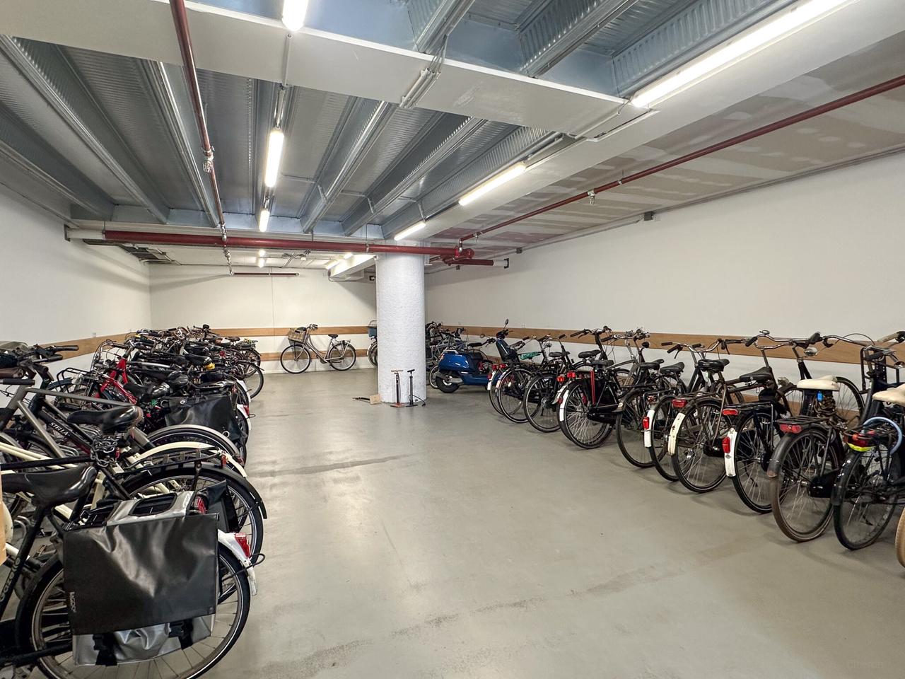 Gemeubileerd appartement met terras in Utrecht - Afbeelding 23