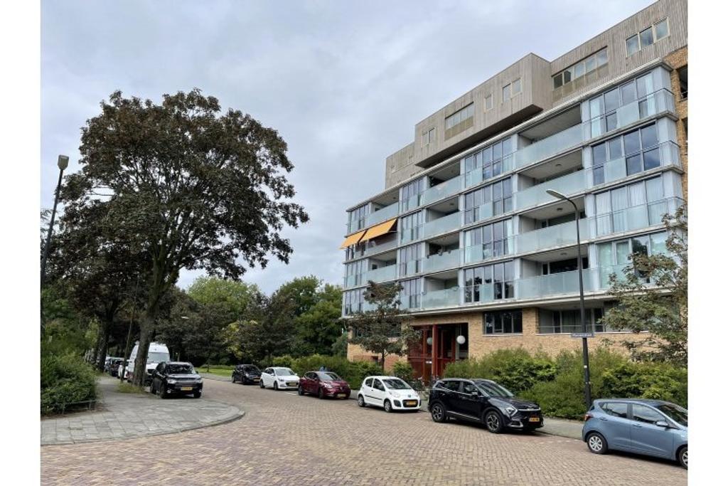 99 m² duplex with loggia and parking - Image 1