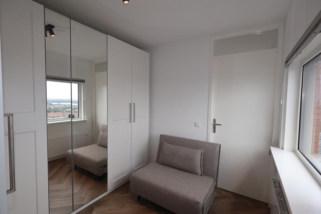 Gemeubileerd 4-kamerappartement op 32e verdieping - Afbeelding 14