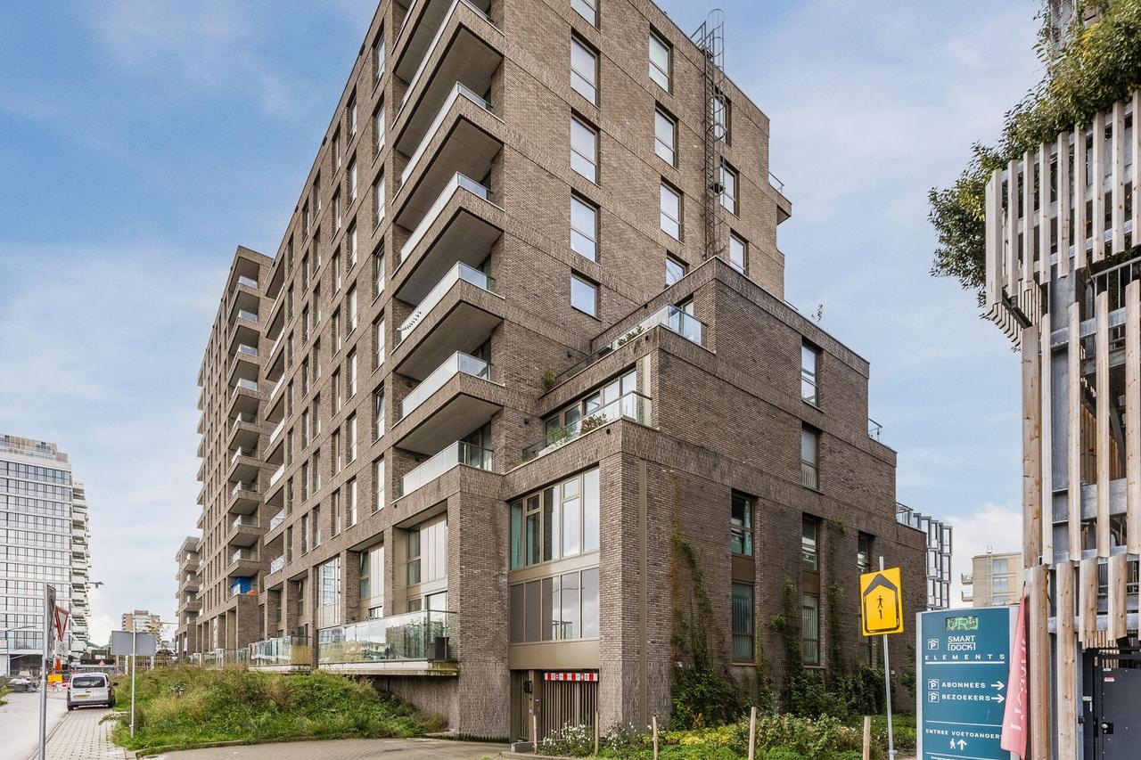106 m² apartment with balcony and parking space - Image 1