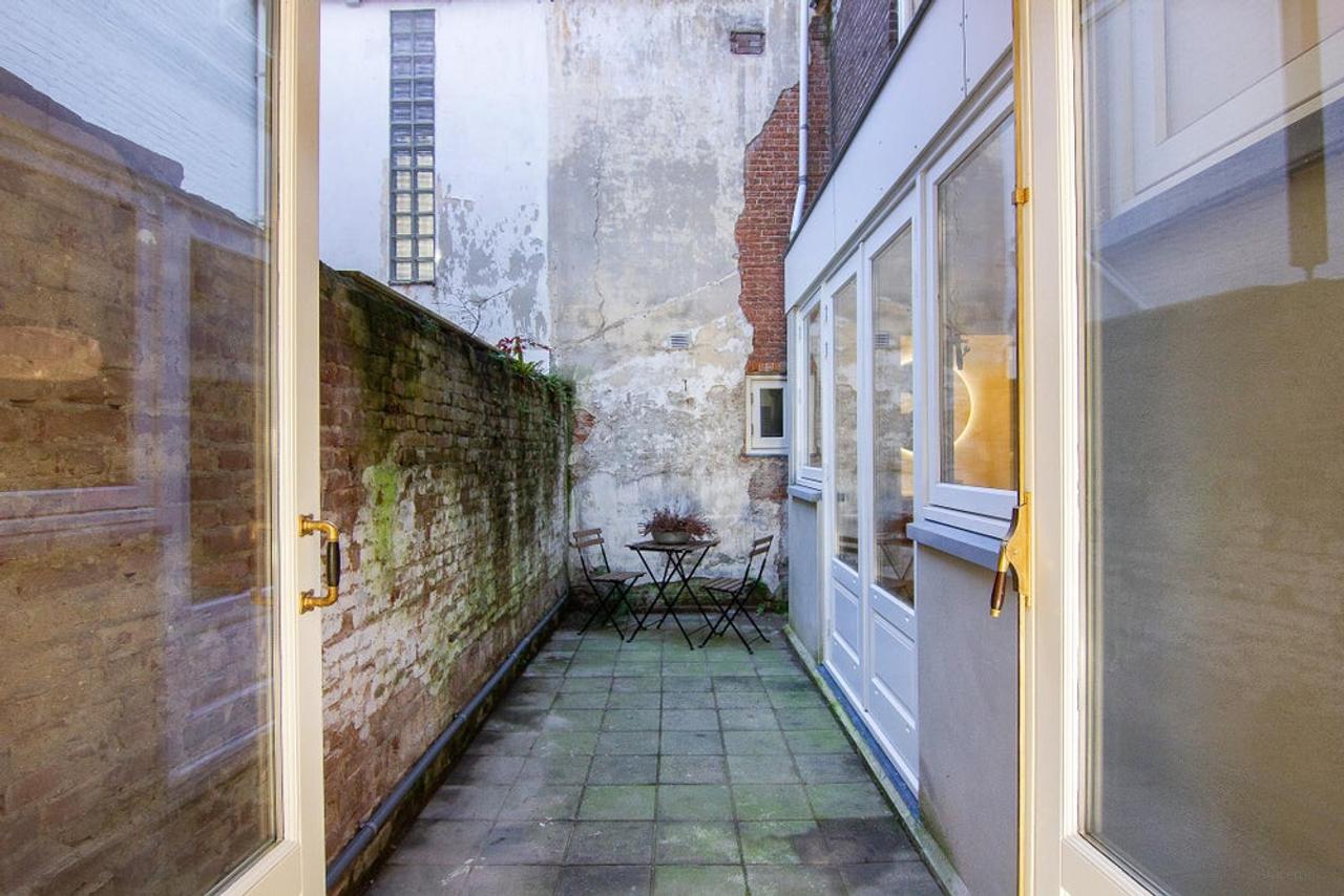 Furnished apartment with private city garden - Image 20