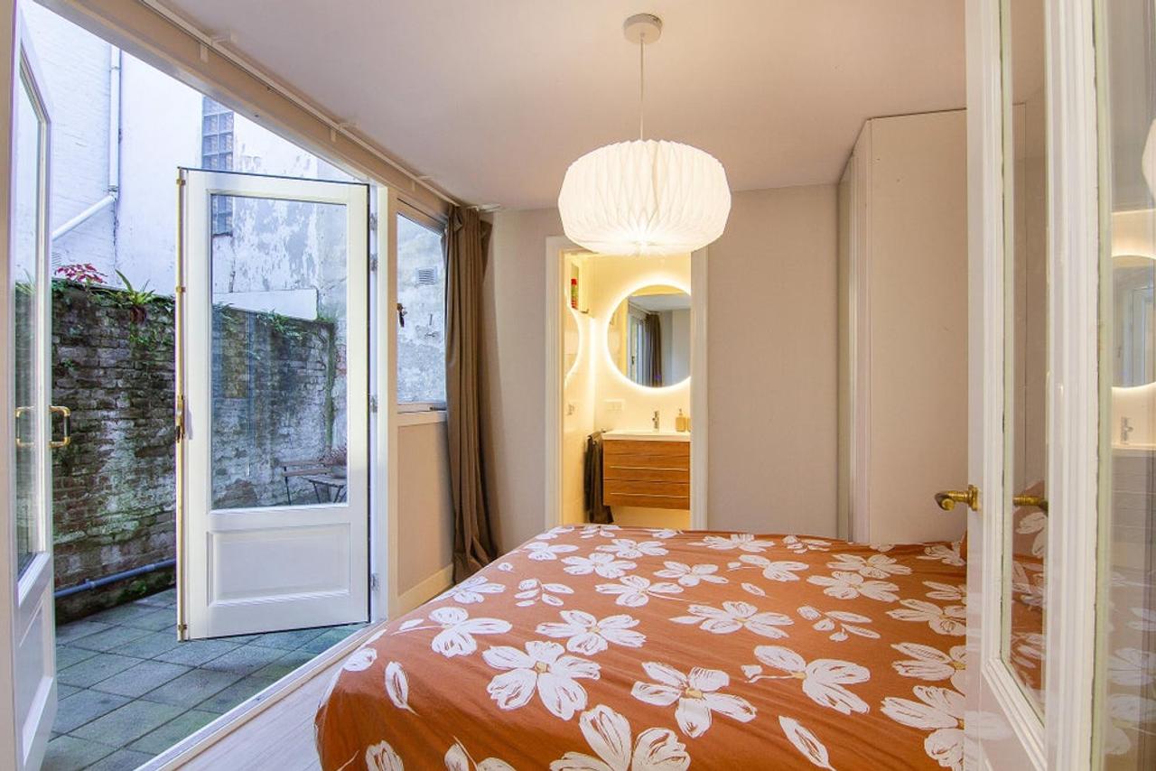 Furnished apartment with private city garden - Image 22