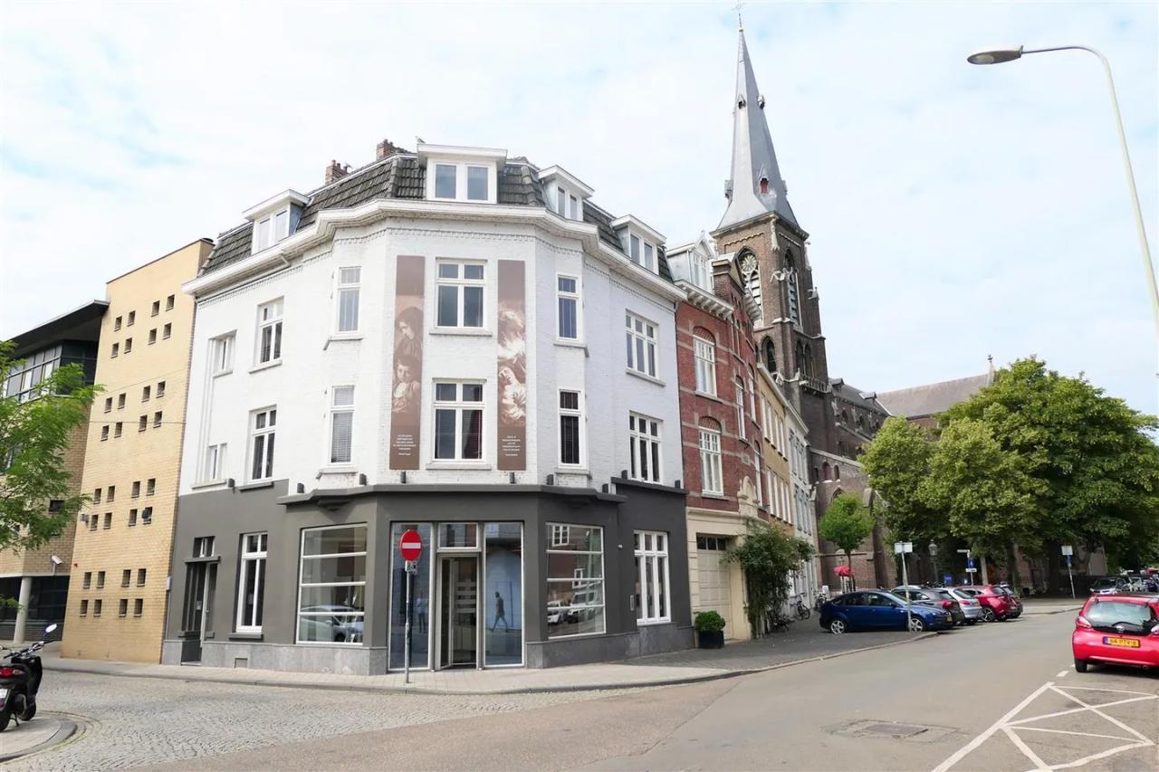 68 m² apartment with 2 bedrooms in Wyck - Image 1