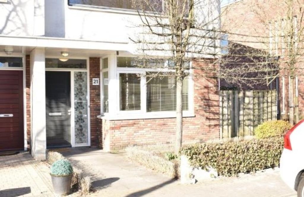 Furnished Corner House with 4 Bedrooms - Image 1