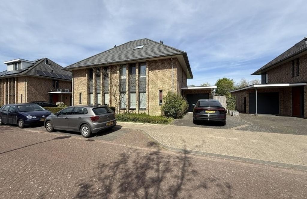 263 m² home with garage in Veldhoven - Image 1