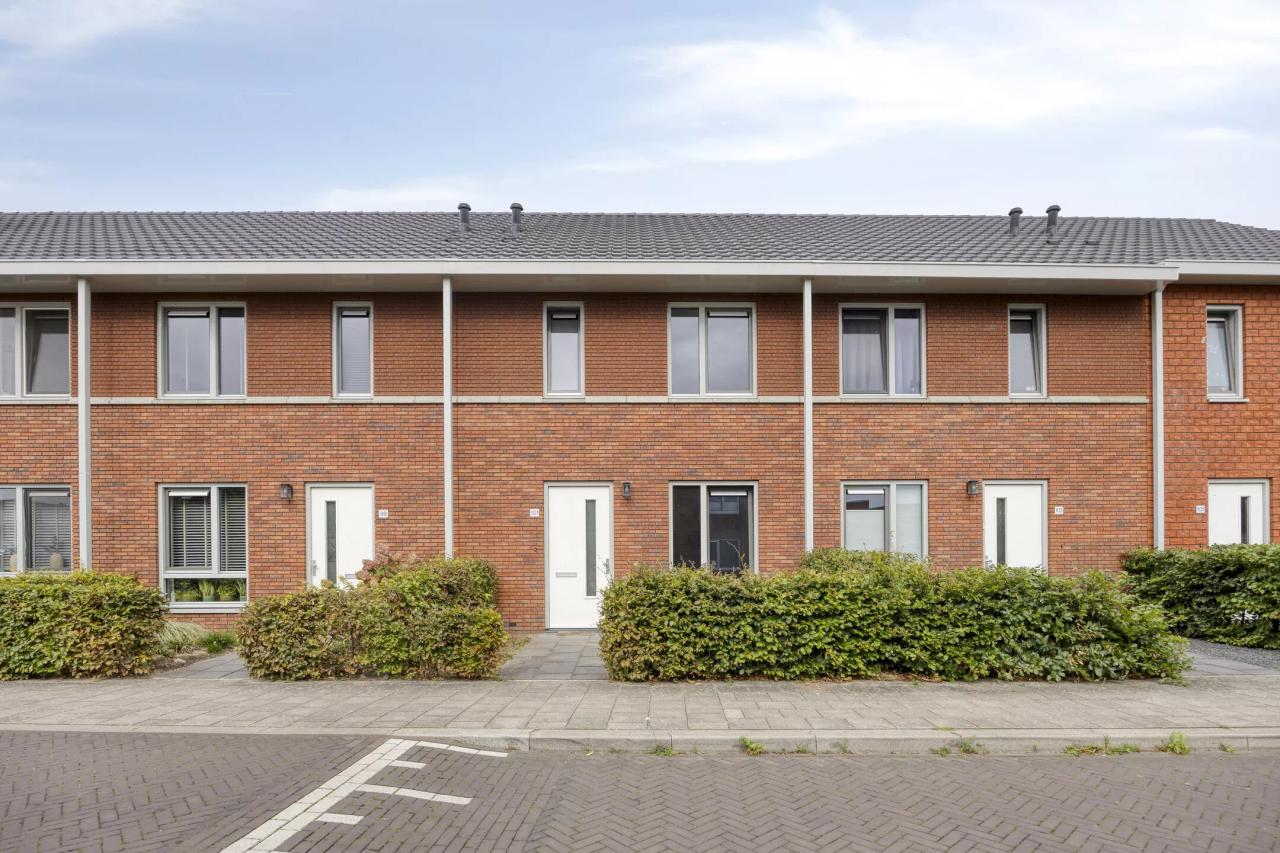 118 m² family home with garden in Zuidbroek - Image 1