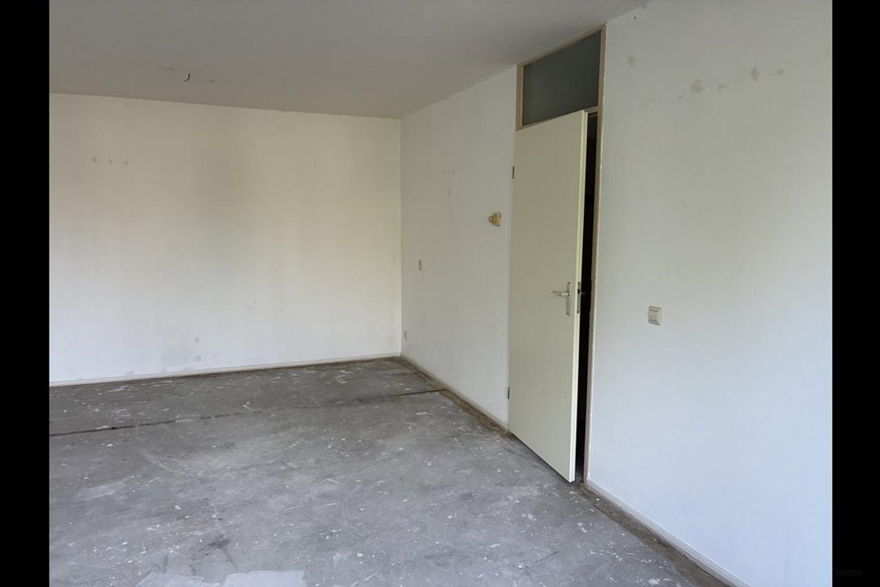3-Bedroom Apartment with Balcony in Almere Stad - Image 1