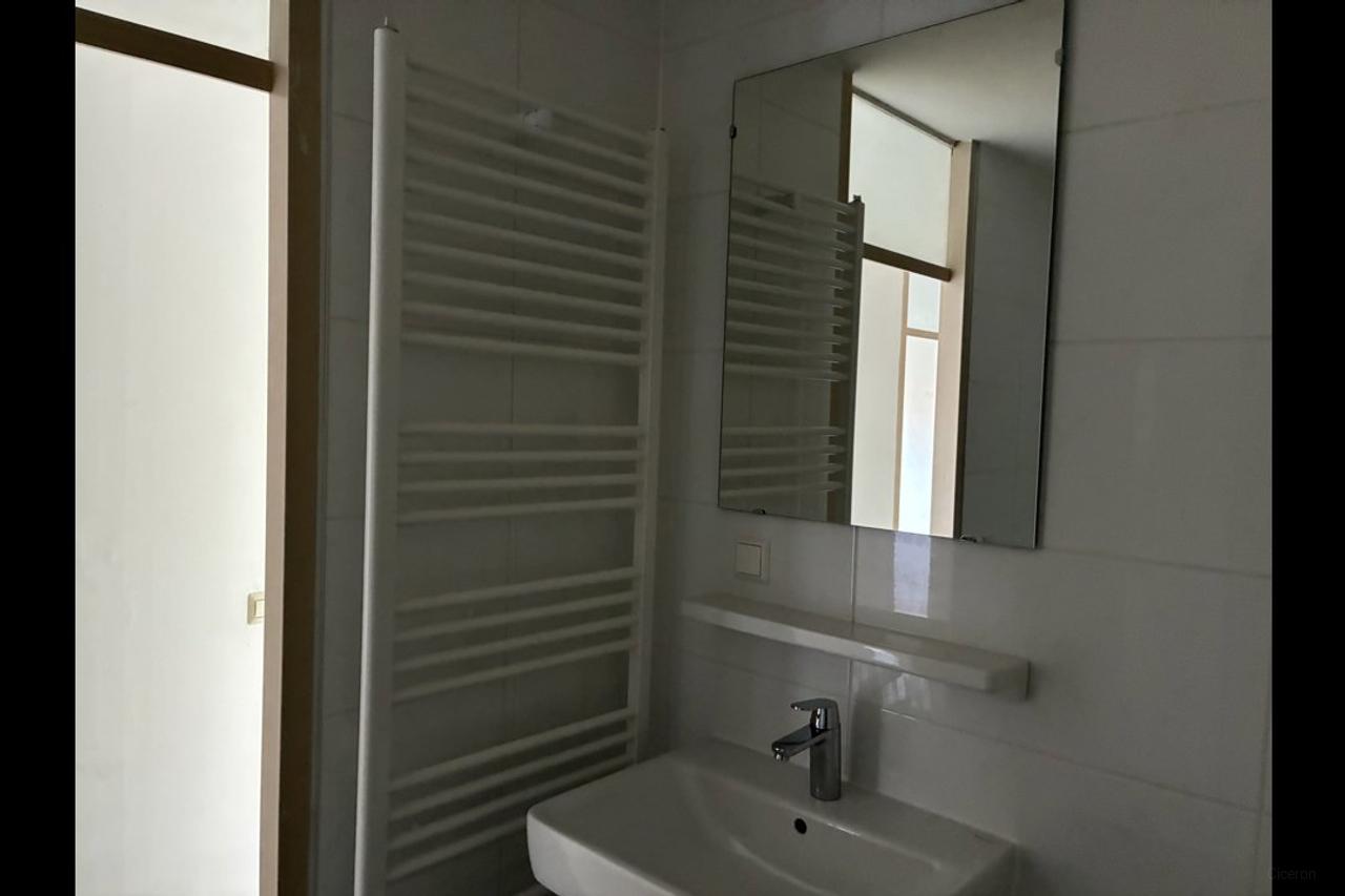 3-Bedroom Apartment with Balcony in Almere Stad - Image 3