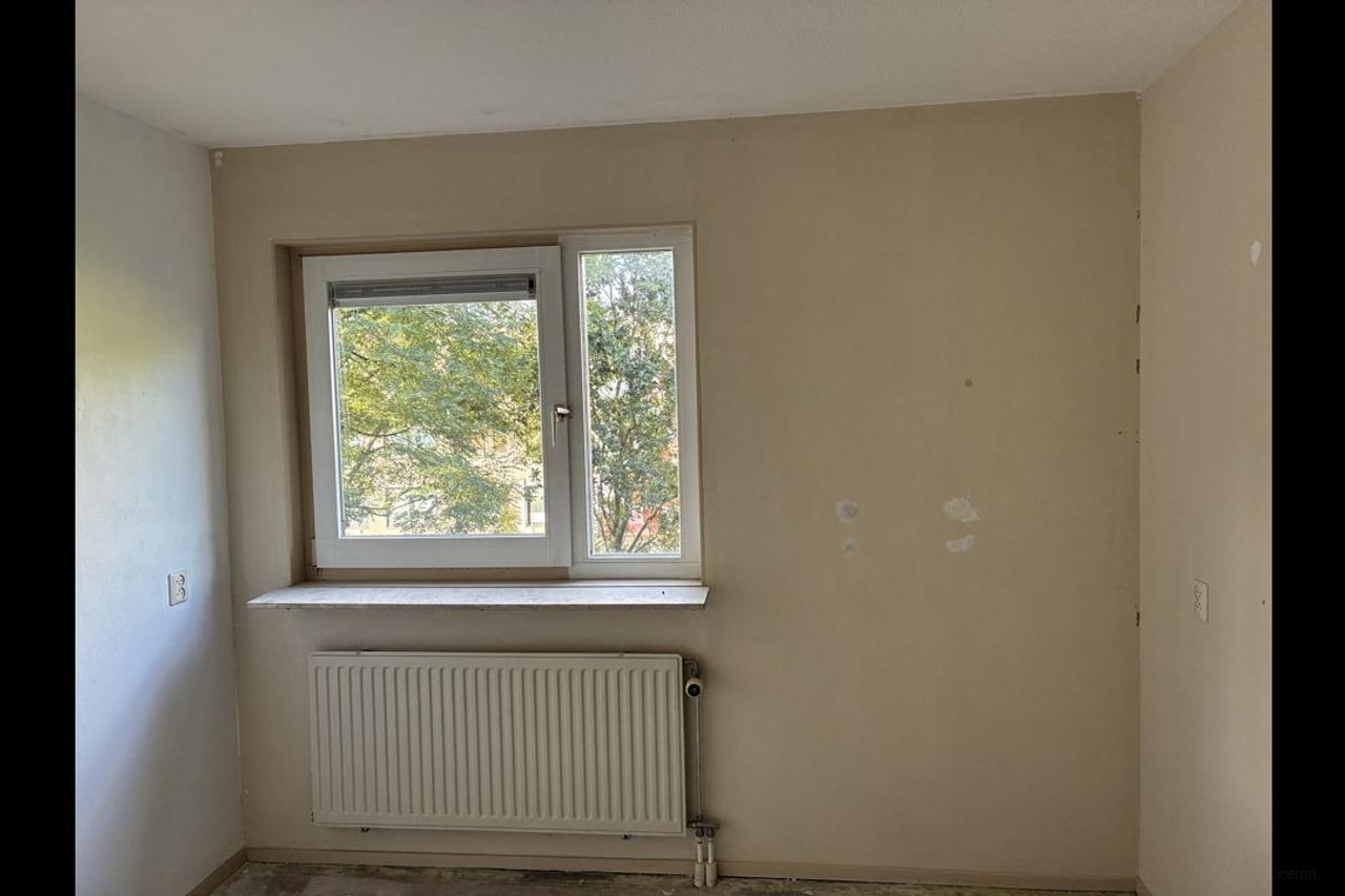 3-Bedroom Apartment with Balcony in Almere Stad - Image 4