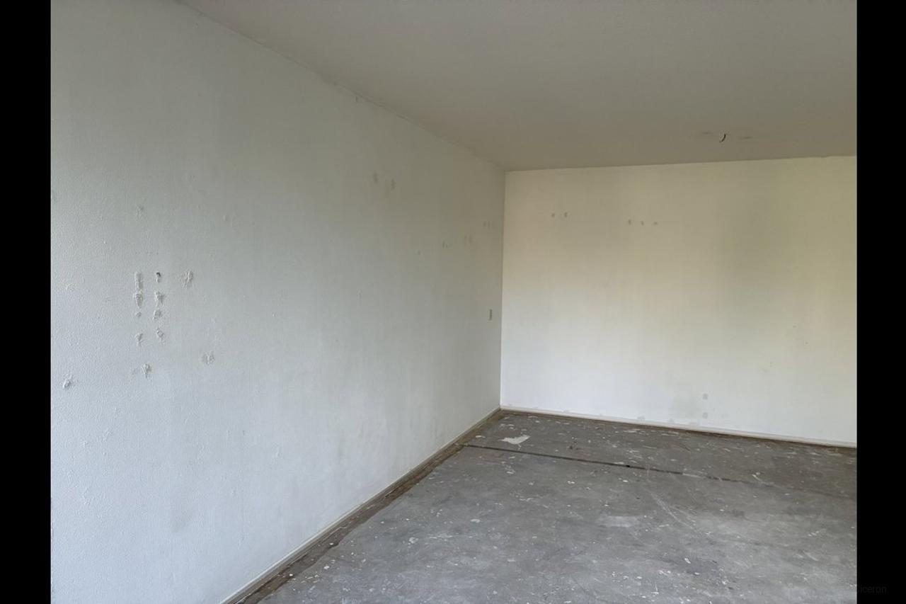 3-Bedroom Apartment with Balcony in Almere Stad - Image 9