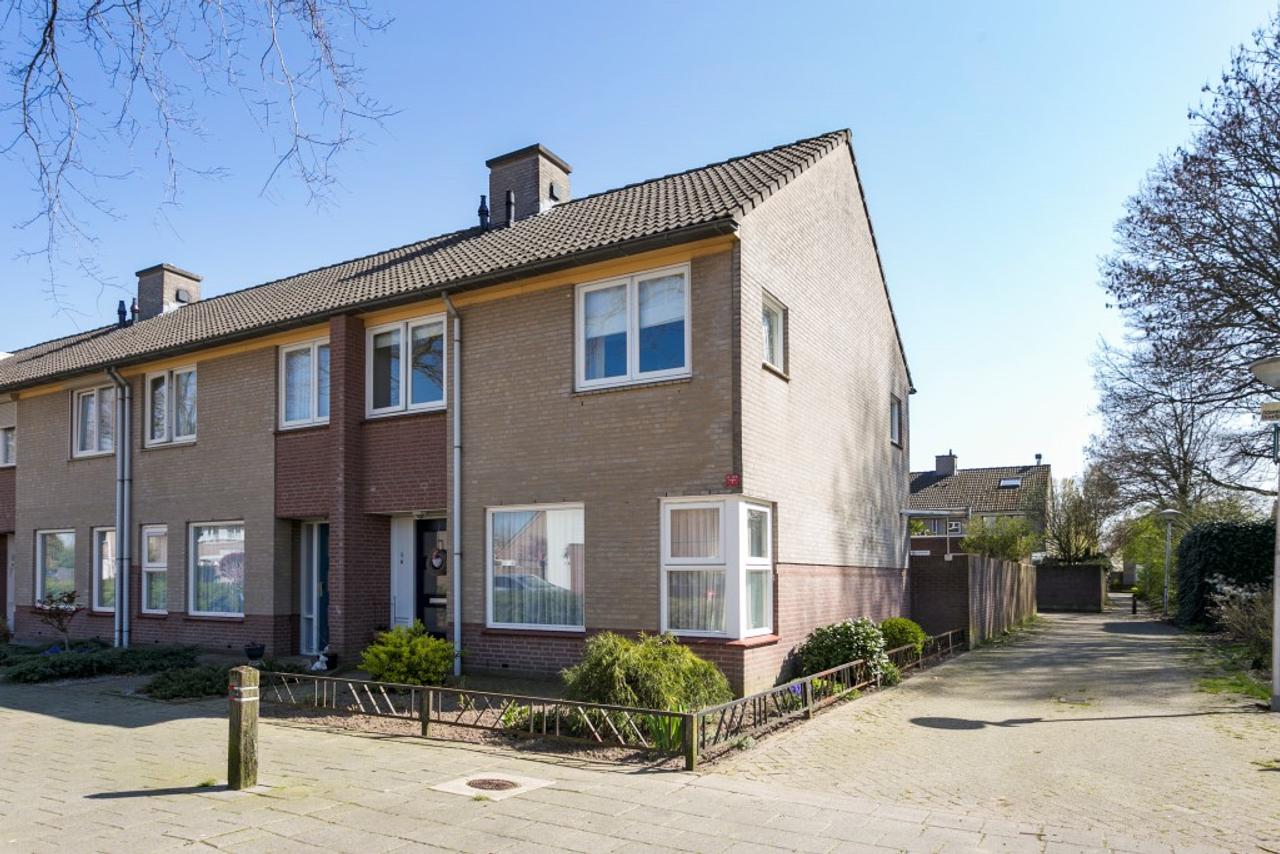 133 m² family home with garage in Acht - Image 1