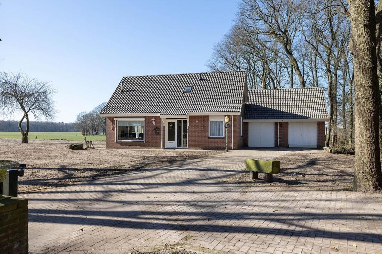 Detached home with 7 bedrooms - Image 1