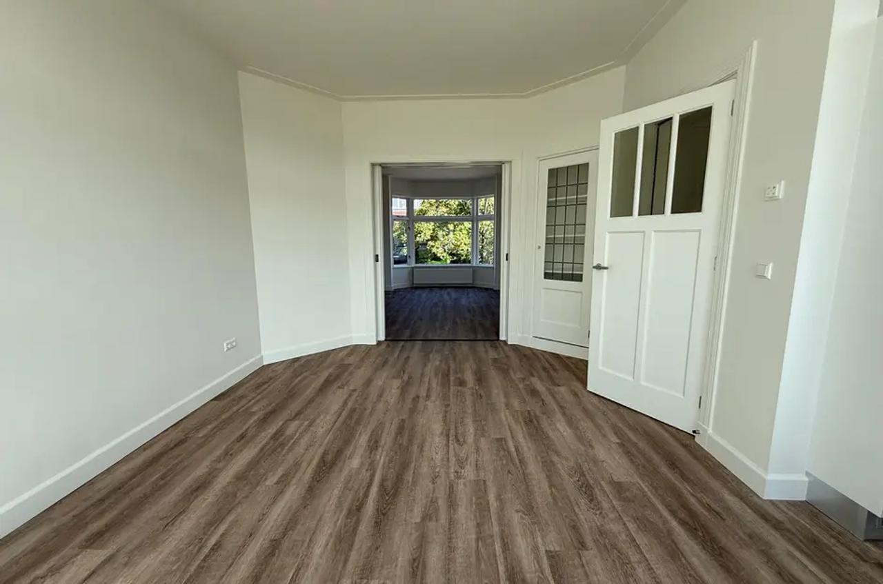 Bright 3-Bedroom Apartment with Terrace - Image 2