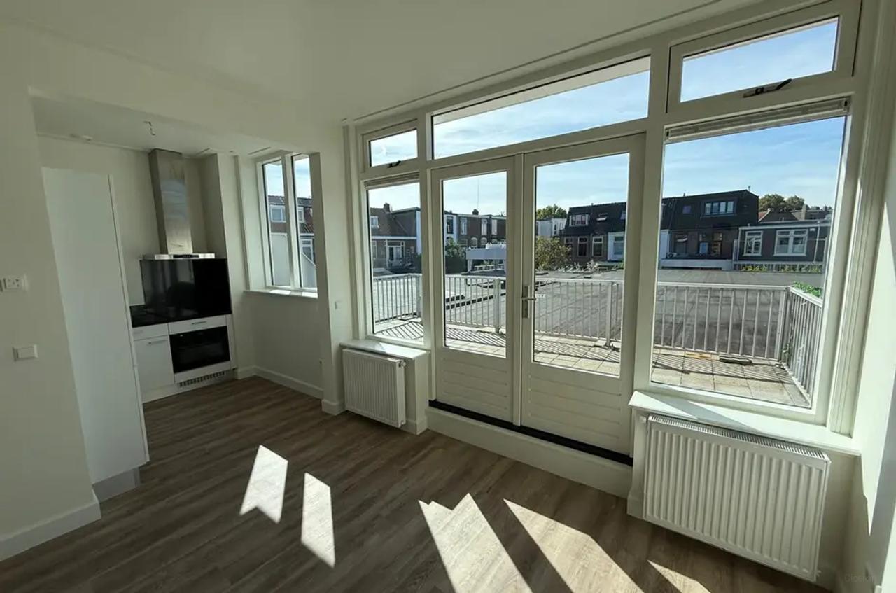 Bright 3-Bedroom Apartment with Terrace - Image 3