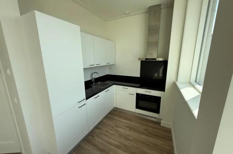 Bright 3-Bedroom Apartment with Terrace - Image 4