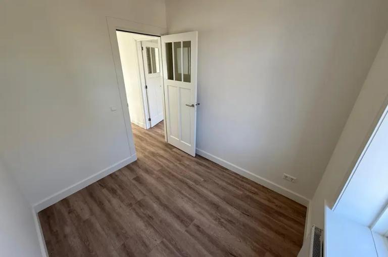 Bright 3-Bedroom Apartment with Terrace - Image 8