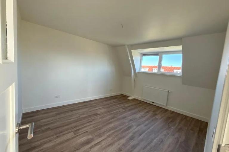 Bright 3-Bedroom Apartment with Terrace - Image 17