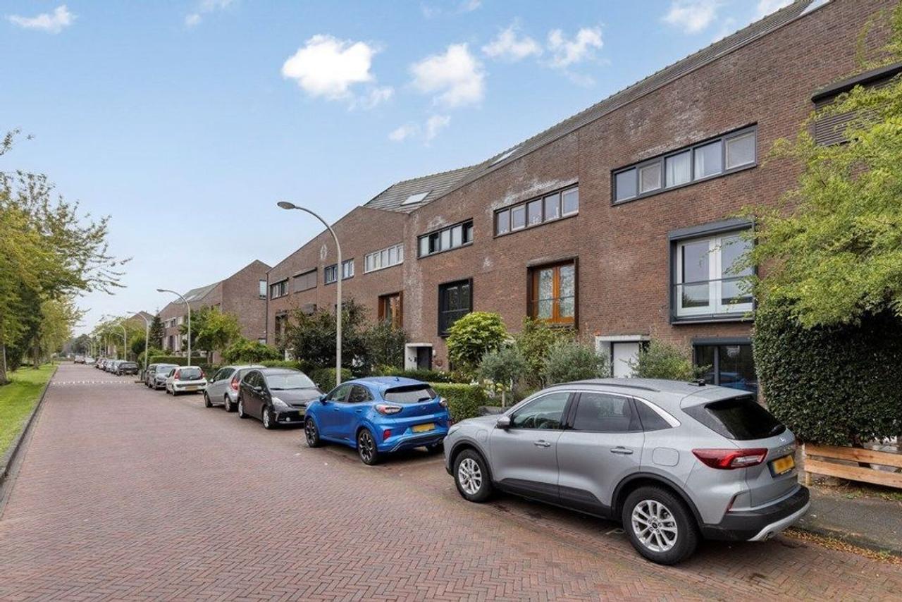 213 m² family home with garden in The Hague - Image 1