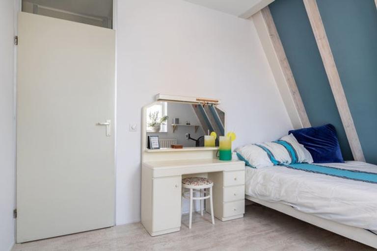 3-Bedroom Apartment with South-Facing Balcony - Image 9