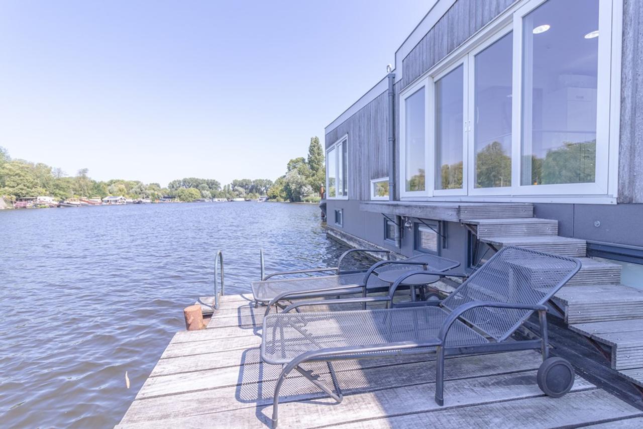 Woonboot aan de Amstel met sauna en tuin - Afbeelding 1