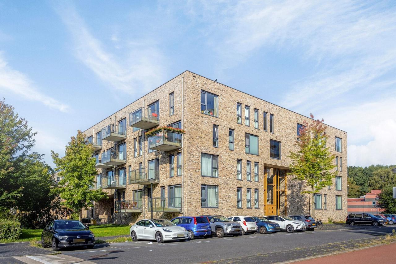 75 m² met zonnig balkon in Bijlmer Centrum - Afbeelding 1