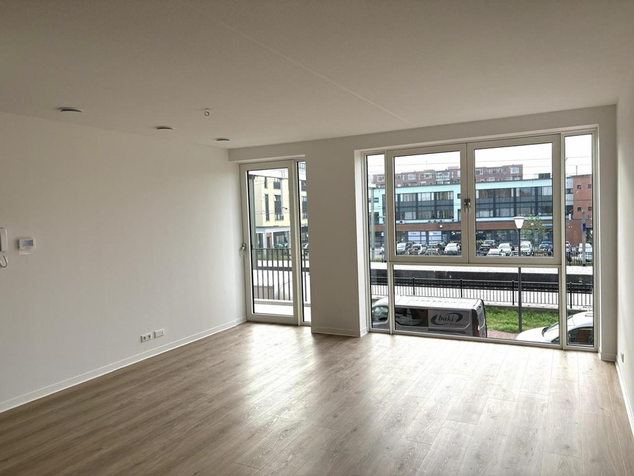 New 2-Bedroom Apartment Near Station - Image 3