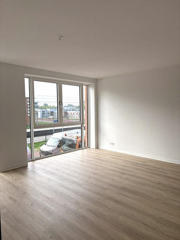 New 2-Bedroom Apartment Near Station - Image 4
