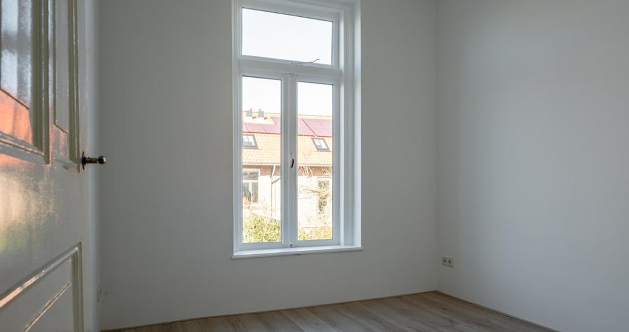 Gas-Free Family Home with Deep Garden - Image 11