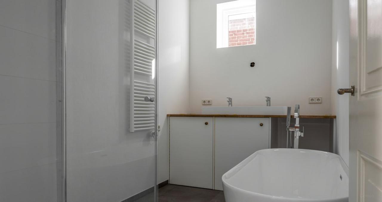 Gas-Free Family Home with Deep Garden - Image 13