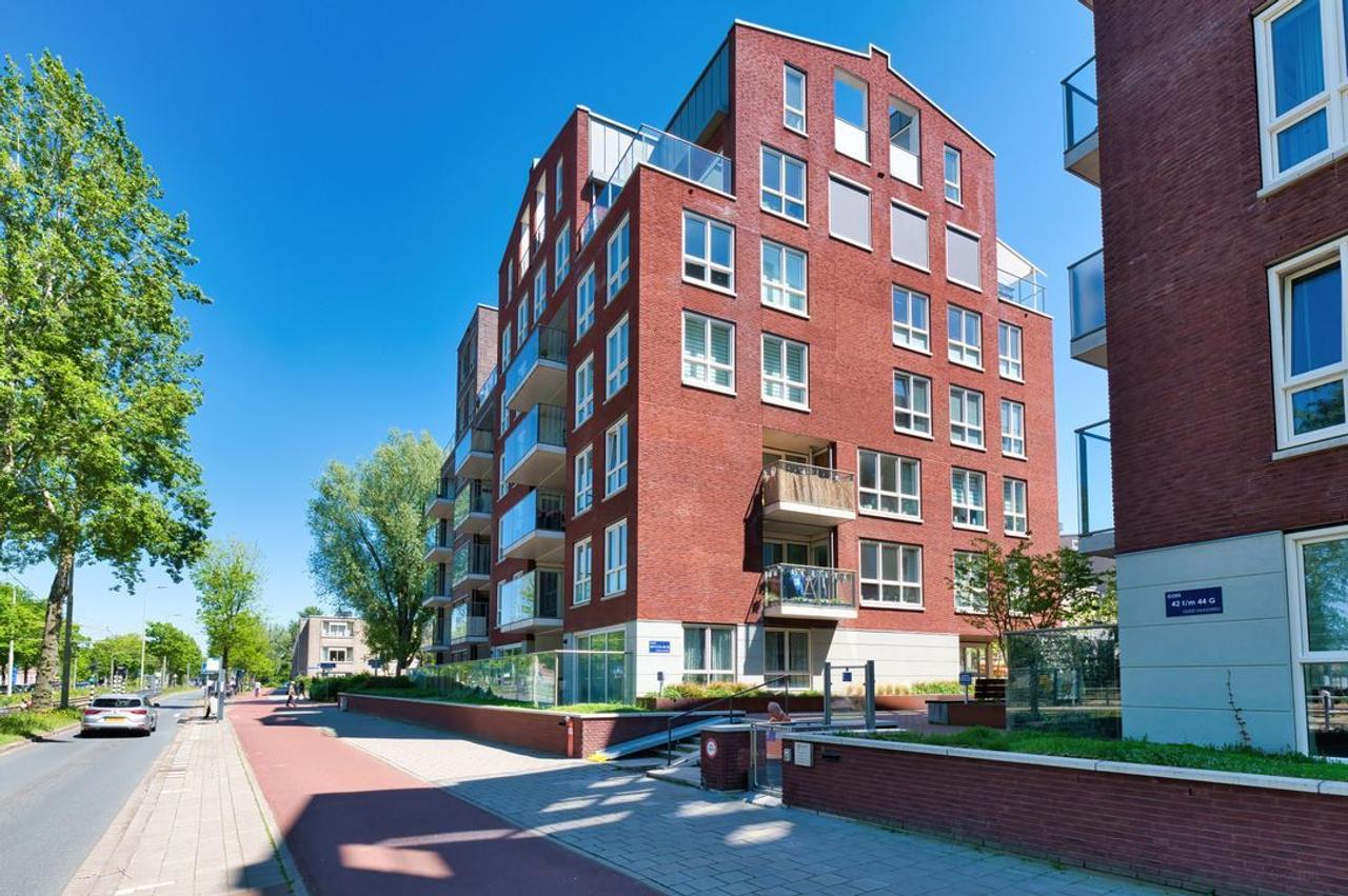 63 m² one-bedroom apartment - Image 1