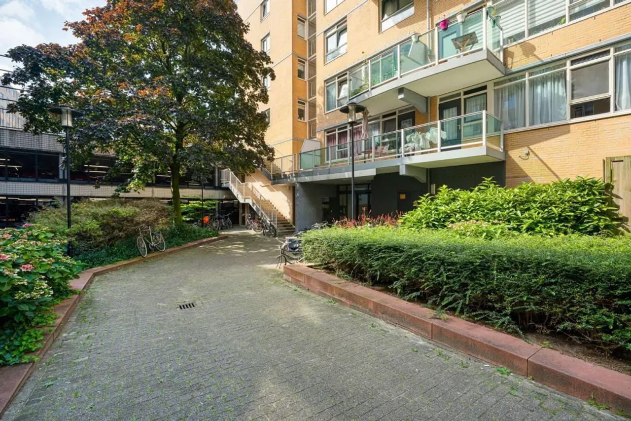 100 m² appartement met balkon in Stadsdriehoek - Afbeelding 1