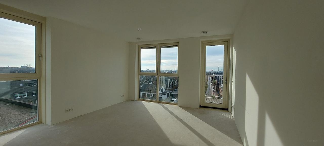 Energy-efficient one-bedroom apartment with balcony - Image 4