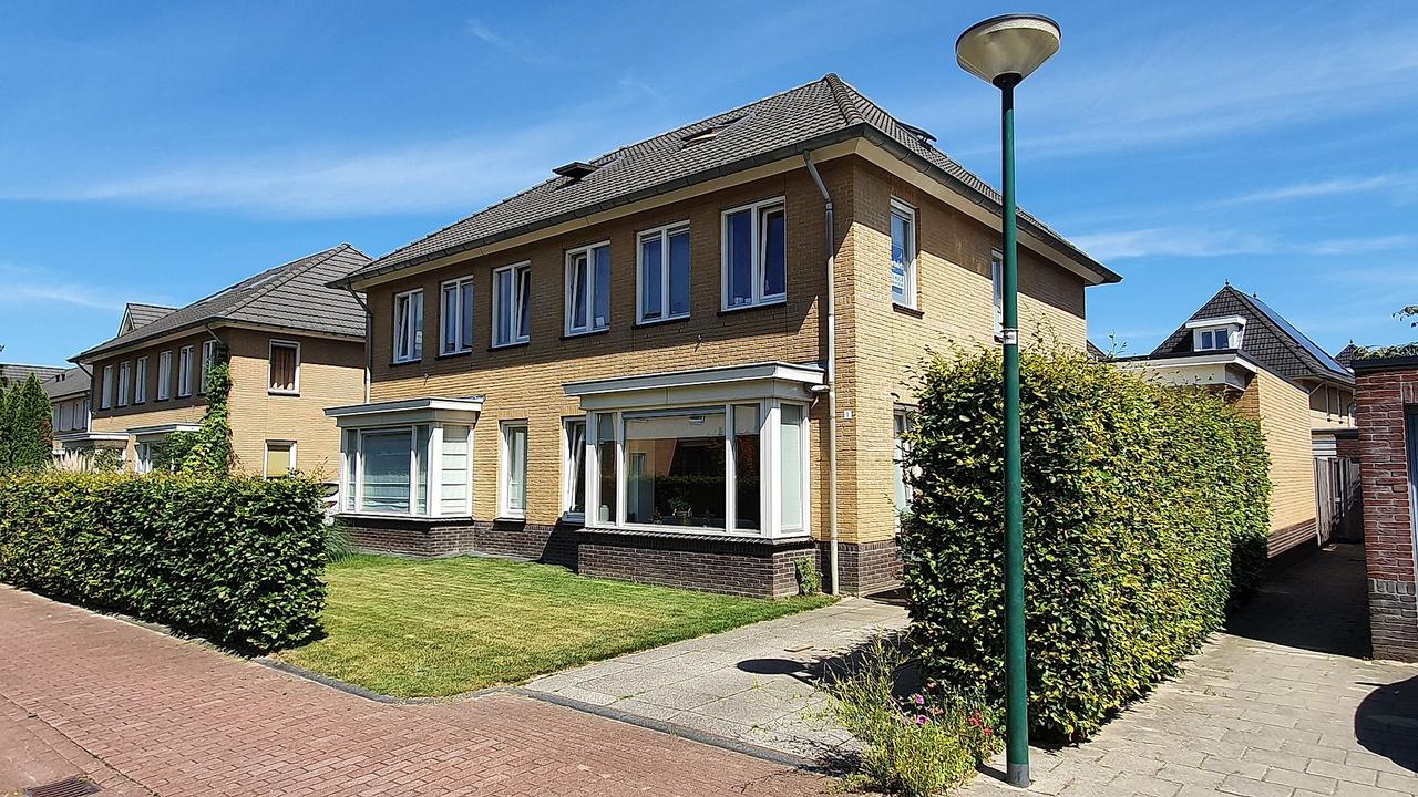 112 m² family home with garage in Houten - Image 1