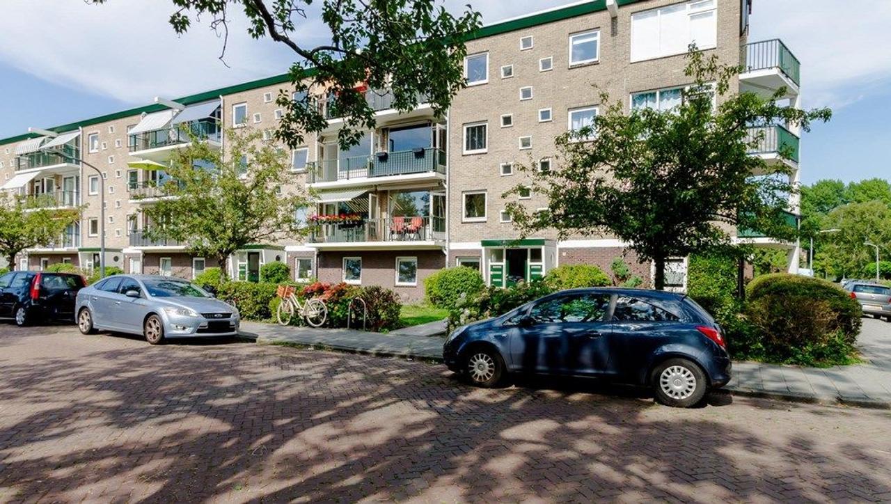 Furnished apartment with two balconies - Image 1