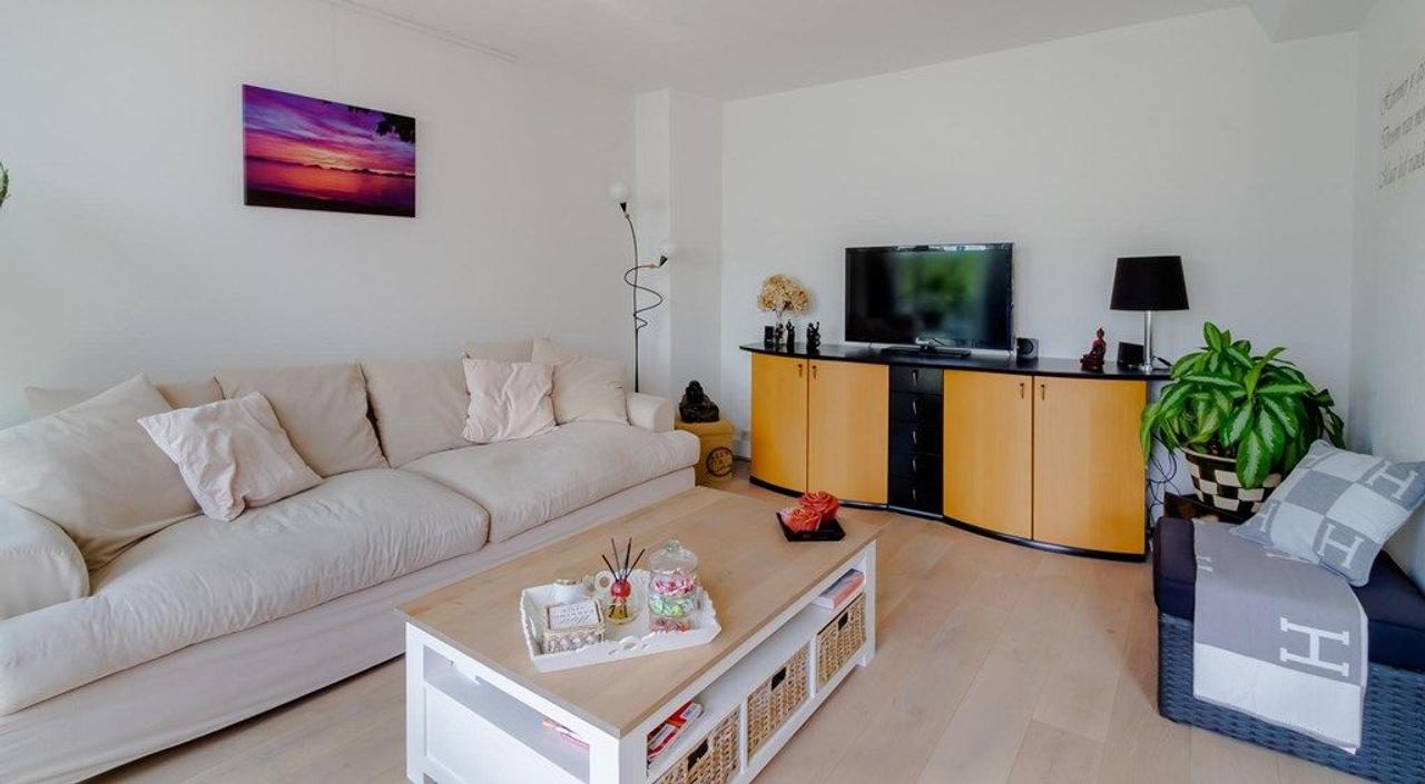 Furnished apartment with two balconies - Image 3