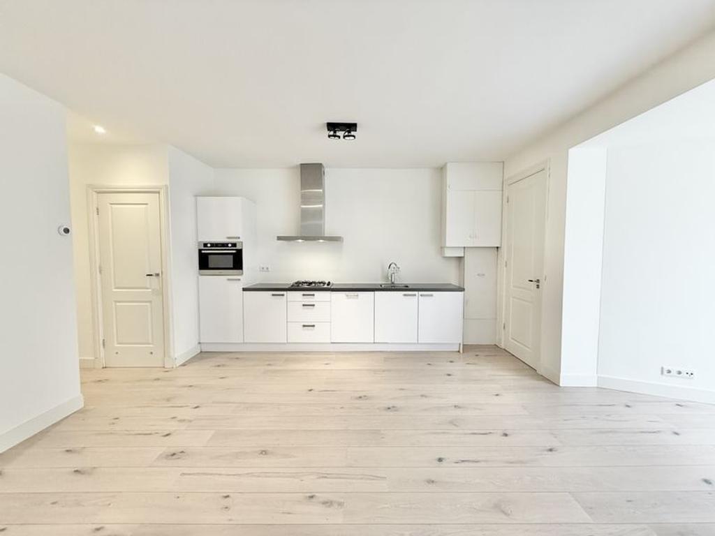 Furnished 1-Bedroom Apartment with Garden - Image 1