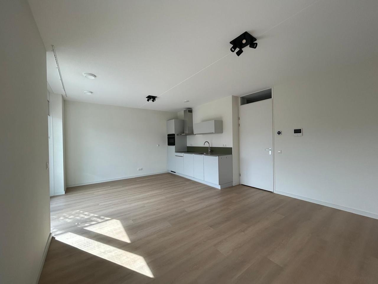 Gas-Free 2-Bedroom Apartment with Balcony - Image 3