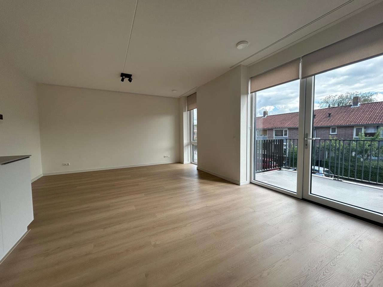 Gas-Free 2-Bedroom Apartment with Balcony - Image 4
