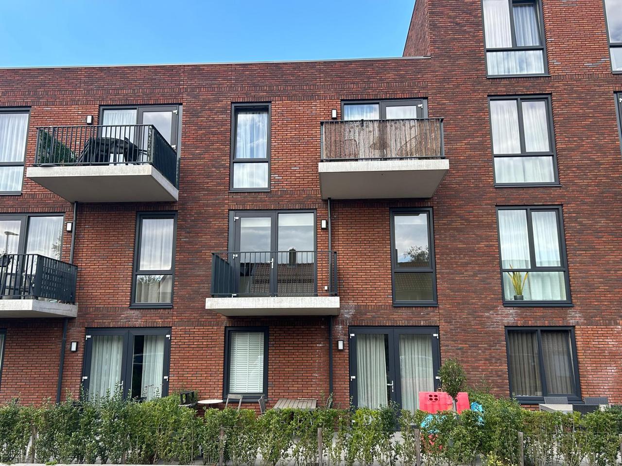 Gas-Free 2-Bedroom Apartment with Balcony - Image 6