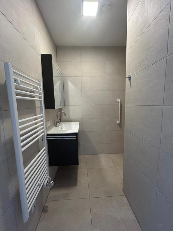 Gas-Free 2-Bedroom Apartment with Balcony - Image 9