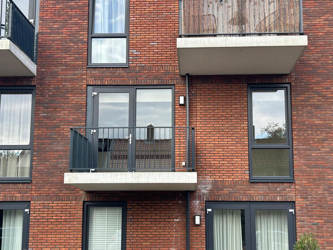Gas-Free 2-Bedroom Apartment with Balcony - Image 13
