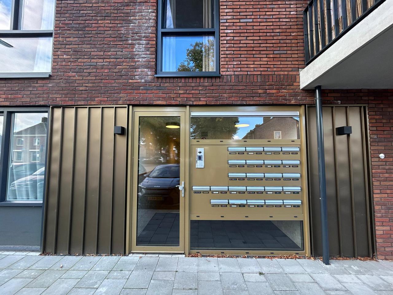 Gas-Free 2-Bedroom Apartment with Balcony - Image 14