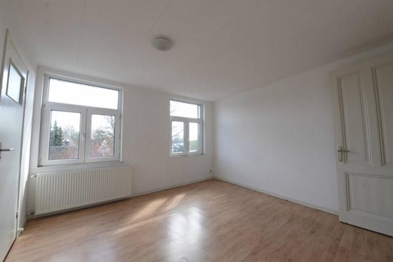 Bright Upper-Level Apartment with Roof Terrace - Image 2