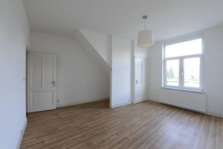 Bright Upper-Level Apartment with Roof Terrace - Image 3