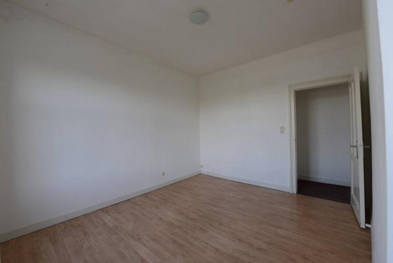 Bright Upper-Level Apartment with Roof Terrace - Image 4