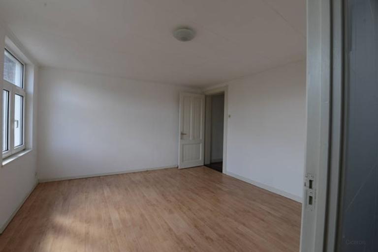 Bright Upper-Level Apartment with Roof Terrace - Image 5