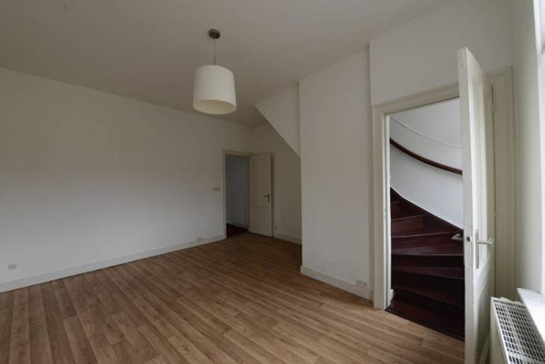 Bright Upper-Level Apartment with Roof Terrace - Image 6