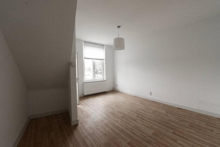 Bright Upper-Level Apartment with Roof Terrace - Image 7