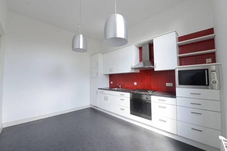 Bright Upper-Level Apartment with Roof Terrace - Image 8