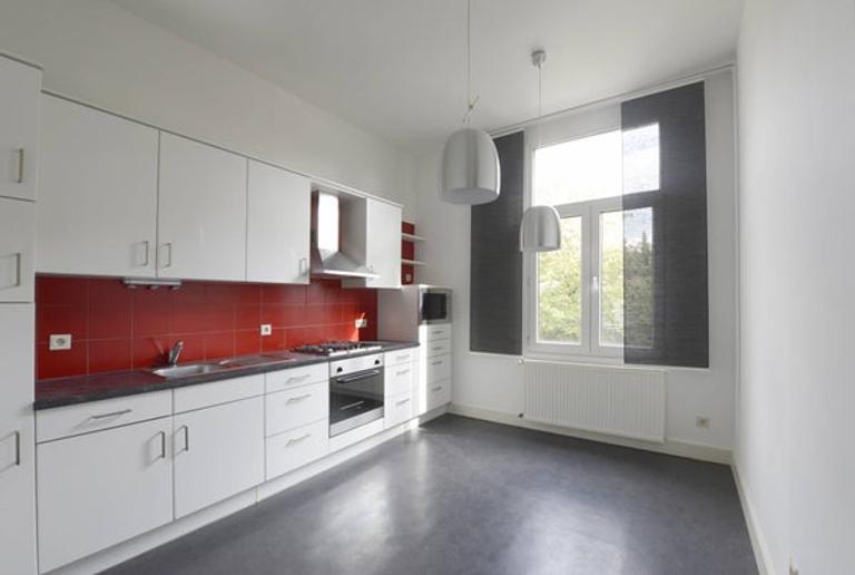Bright Upper-Level Apartment with Roof Terrace - Image 9
